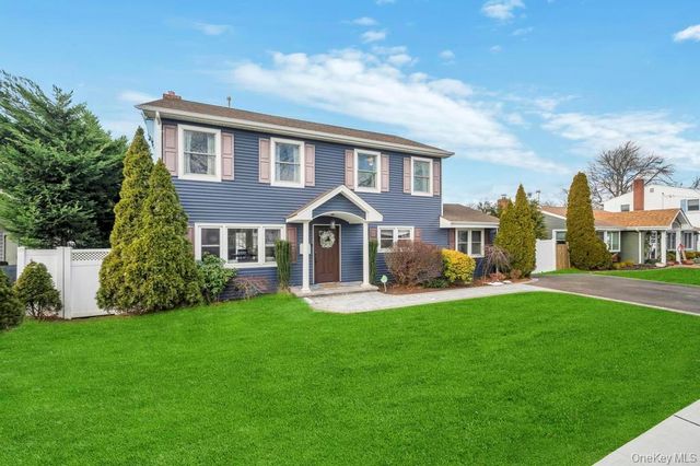 14 W Chestnut Street, Farmingdale, NY 11735