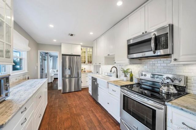 14 W Chestnut Street, Farmingdale, NY 11735