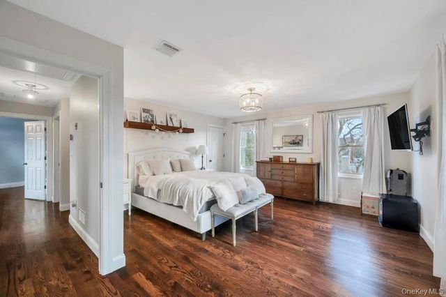 14 W Chestnut Street, Farmingdale, NY 11735