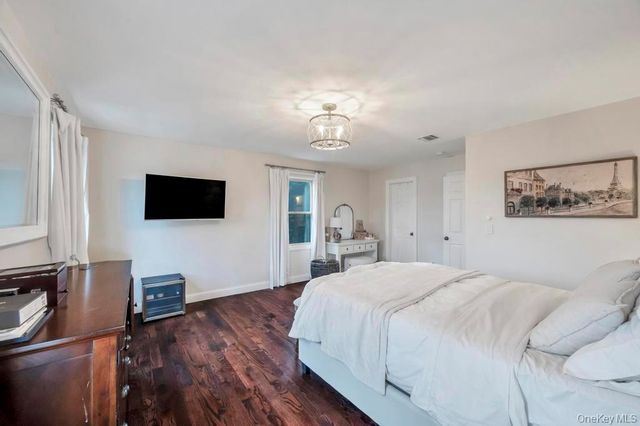 14 W Chestnut Street, Farmingdale, NY 11735