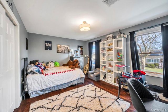 14 W Chestnut Street, Farmingdale, NY 11735