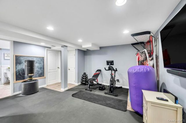 14 W Chestnut Street, Farmingdale, NY 11735