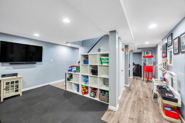 14 W Chestnut Street, Farmingdale, NY 11735