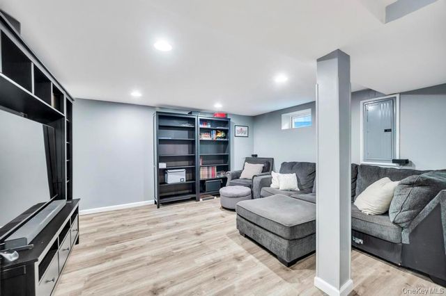 14 W Chestnut Street, Farmingdale, NY 11735