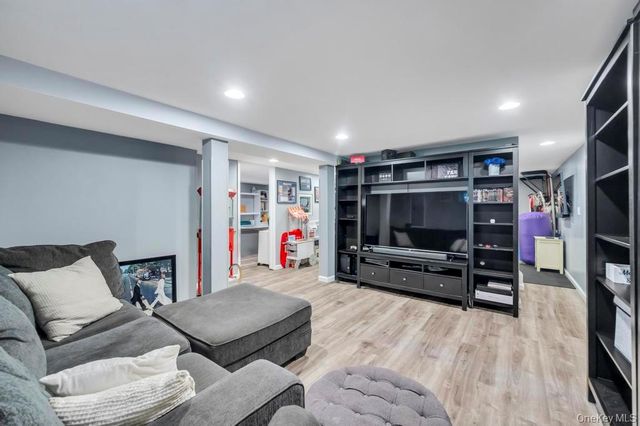 14 W Chestnut Street, Farmingdale, NY 11735