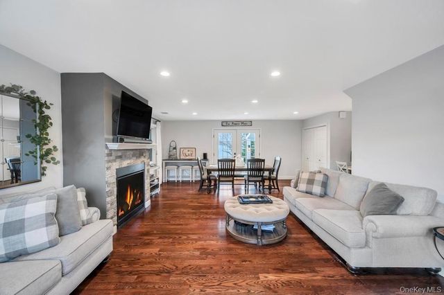 14 W Chestnut Street, Farmingdale, NY 11735