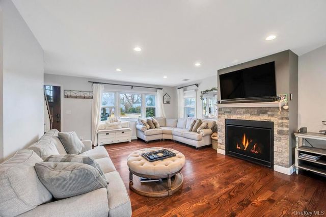 14 W Chestnut Street, Farmingdale, NY 11735