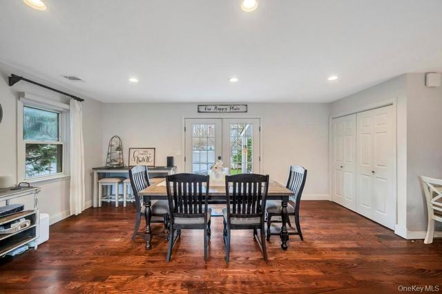 14 W Chestnut Street, Farmingdale, NY 11735