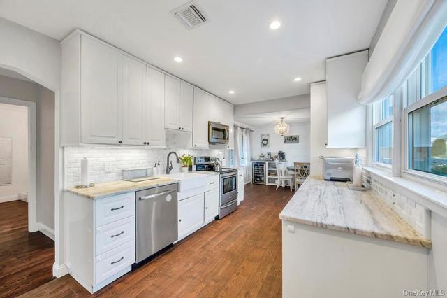 14 W Chestnut Street, Farmingdale, NY 11735