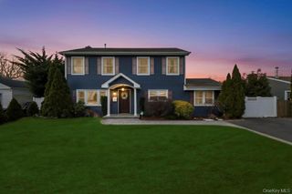 14 W Chestnut Street, Farmingdale, NY 11735