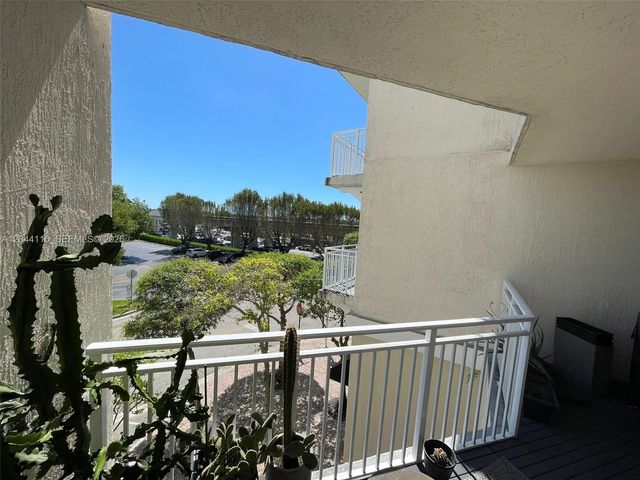 7280 SW 90th St 205, Miami, FL 33156
