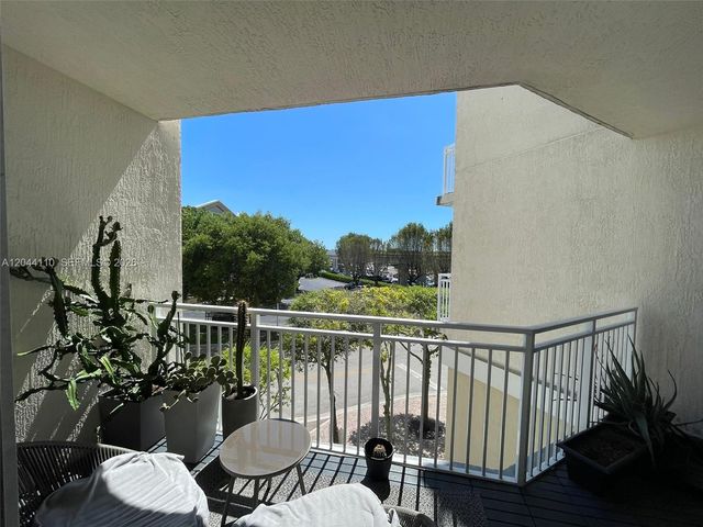 7280 SW 90th St 205, Miami, FL 33156
