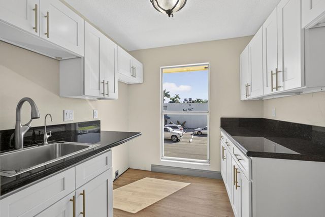 727 Hummingbird Way 6, North Palm Beach, FL 33408