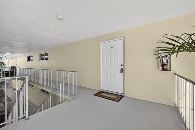 727 Hummingbird Way 6, North Palm Beach, FL 33408