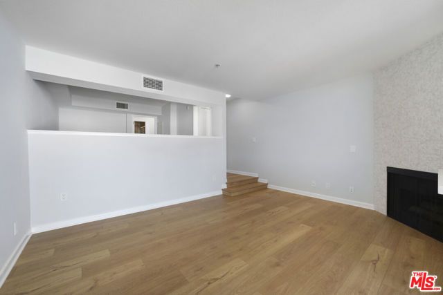 7320 Hawthorn Avenue 319, Los Angeles, CA 90046