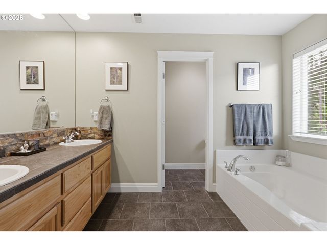 1090 N 26TH Ter, Cornelius, OR 97113