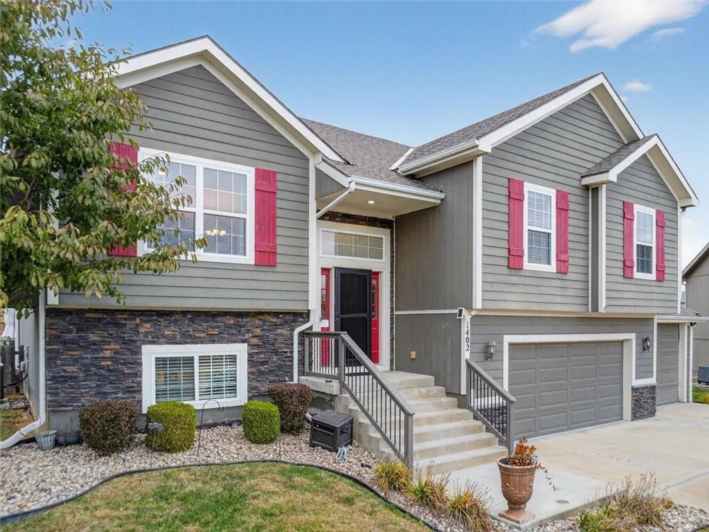 1402 NE 182nd Street, Smithville, MO 64089