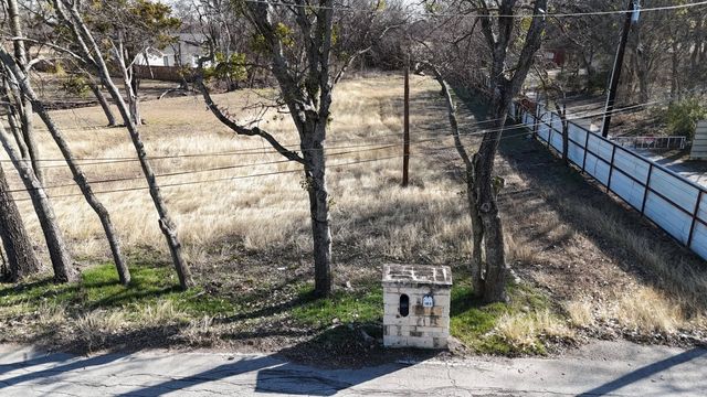 105 Huling Drive, Azle, TX 76020