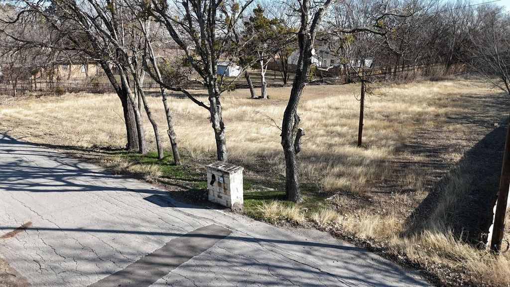 105 Huling Drive, Azle, TX 76020