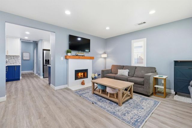 2172 7th Ave, Sacramento, CA 95818