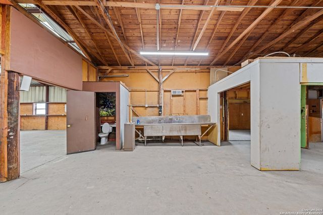 10102 Roosevelt, San Antonio, TX 78214