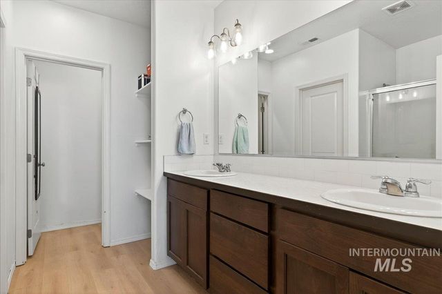 1864 E Jade Falls, Kuna, ID 83634