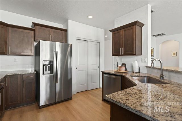 1864 E Jade Falls, Kuna, ID 83634