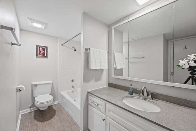110 W Butterfield Road 310S, Elmhurst, IL 60126