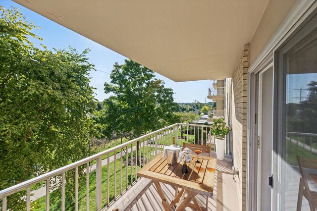 110 W Butterfield Road 310S, Elmhurst, IL 60126