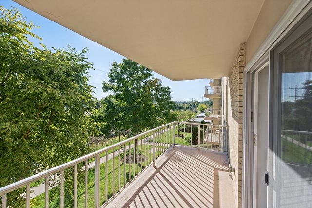 110 W Butterfield Road 310S, Elmhurst, IL 60126