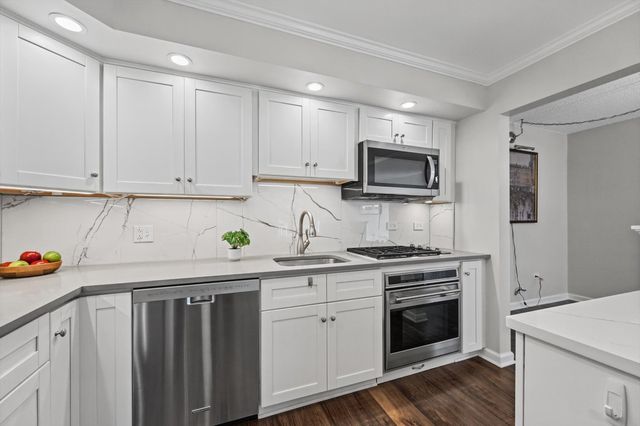 110 W Butterfield Road 310S, Elmhurst, IL 60126