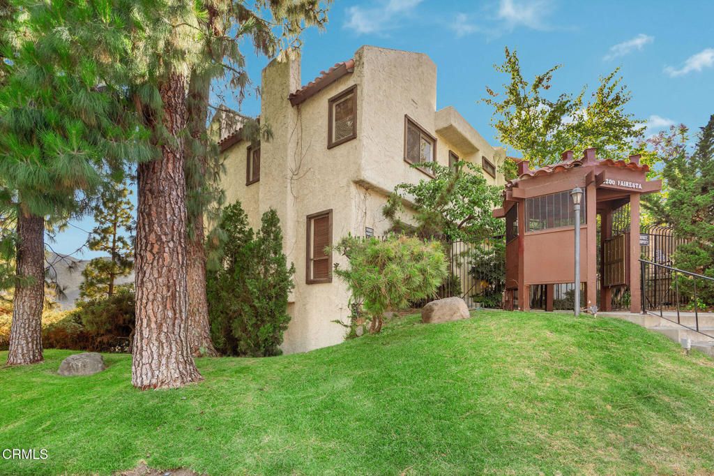 Image 1 of property listing at 3200 Fairesta Street 16, Glendale, CA 91214