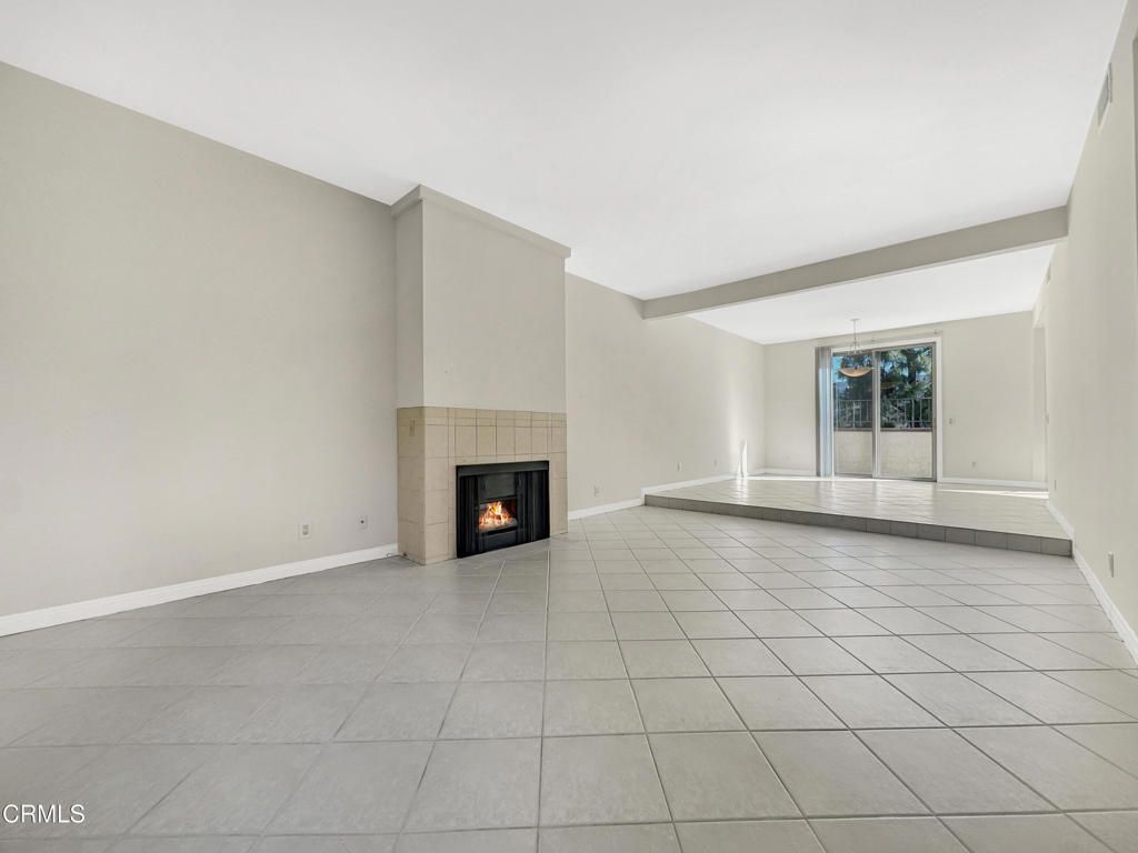 Image 10 of property listing at 3200 Fairesta Street 16, Glendale, CA 91214