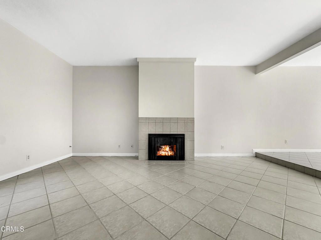 Image 11 of property listing at 3200 Fairesta Street 16, Glendale, CA 91214