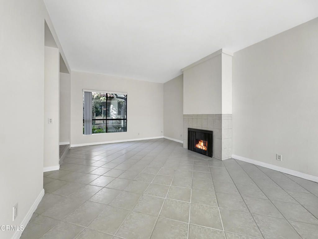 Image 12 of property listing at 3200 Fairesta Street 16, Glendale, CA 91214