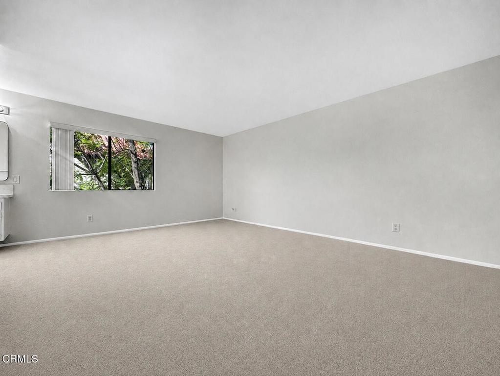 Image 16 of property listing at 3200 Fairesta Street 16, Glendale, CA 91214