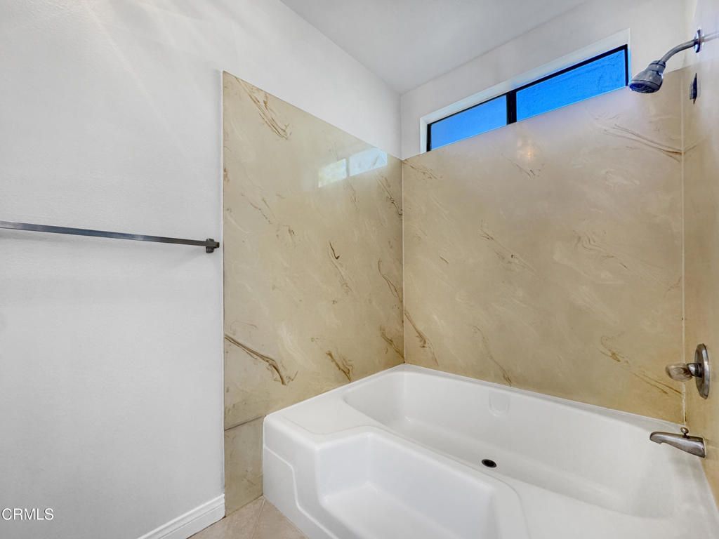 Image 18 of property listing at 3200 Fairesta Street 16, Glendale, CA 91214