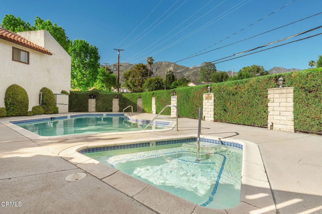 Image 2 of property listing at 3200 Fairesta Street 16, Glendale, CA 91214