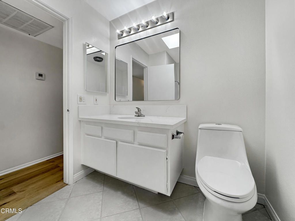 Image 25 of property listing at 3200 Fairesta Street 16, Glendale, CA 91214
