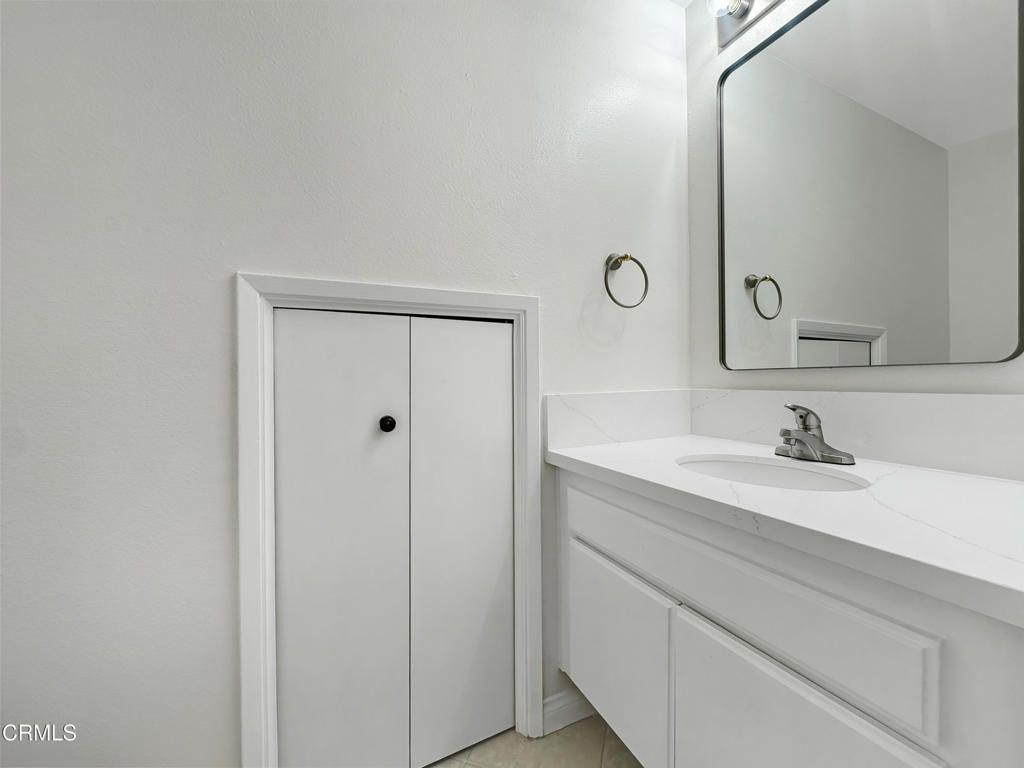 Image 29 of property listing at 3200 Fairesta Street 16, Glendale, CA 91214