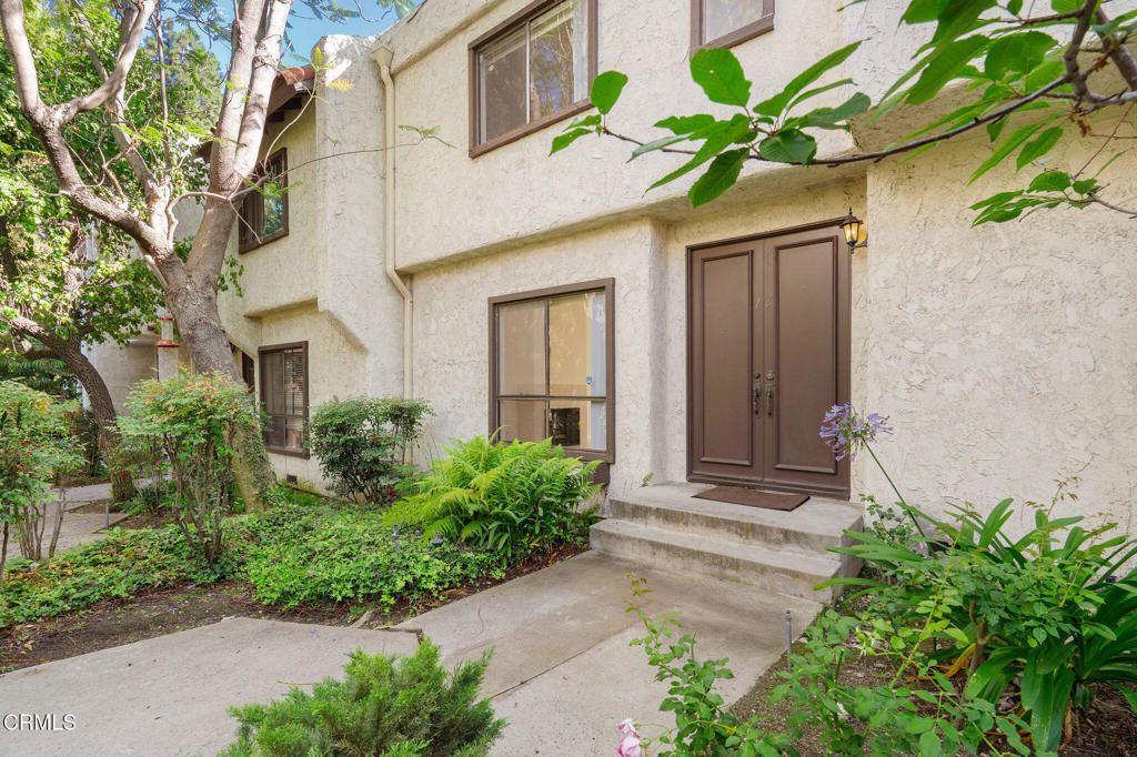Image 3 of property listing at 3200 Fairesta Street 16, Glendale, CA 91214
