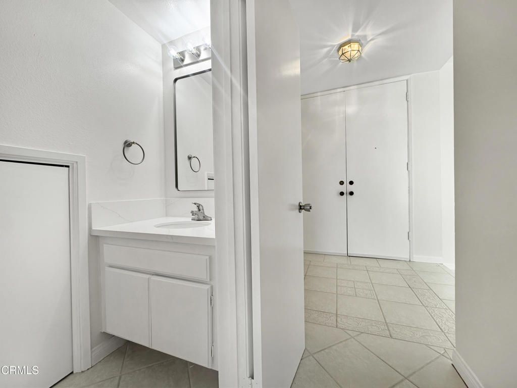Image 30 of property listing at 3200 Fairesta Street 16, Glendale, CA 91214