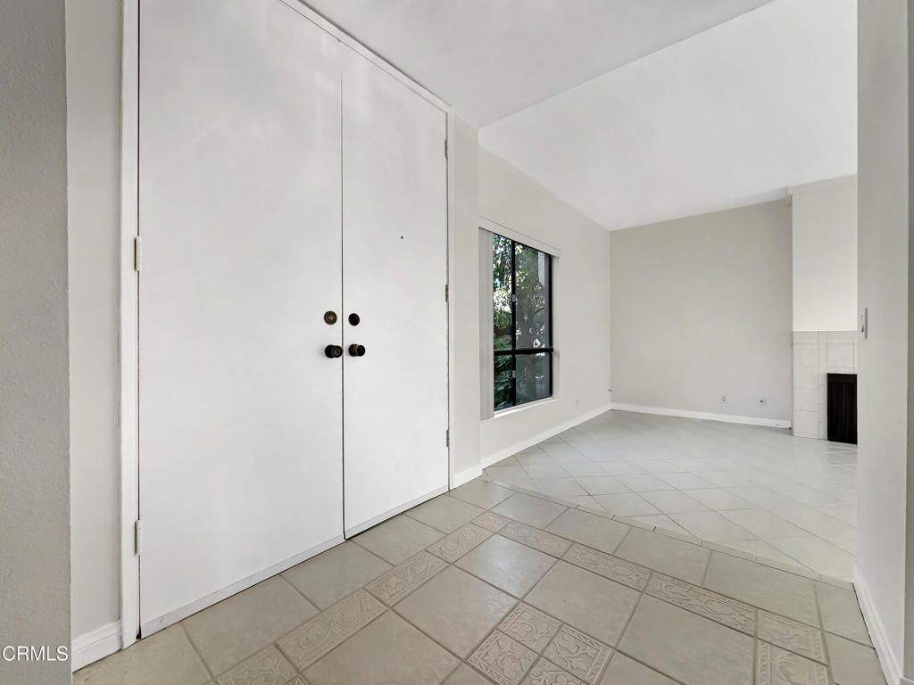 Image 31 of property listing at 3200 Fairesta Street 16, Glendale, CA 91214