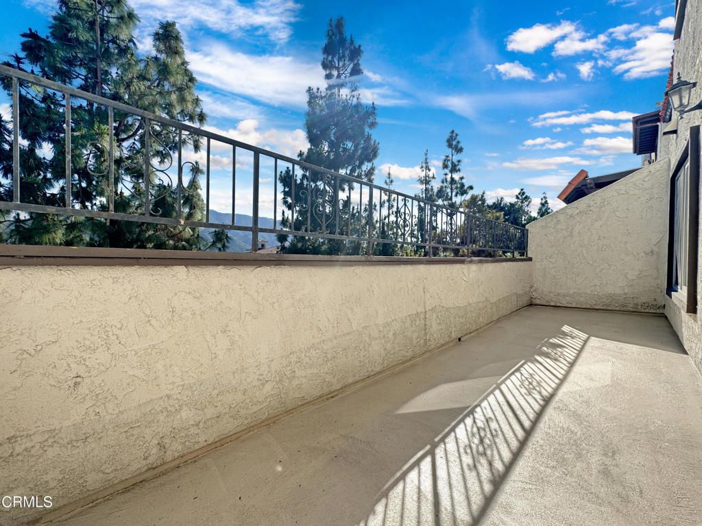 Image 32 of property listing at 3200 Fairesta Street 16, Glendale, CA 91214
