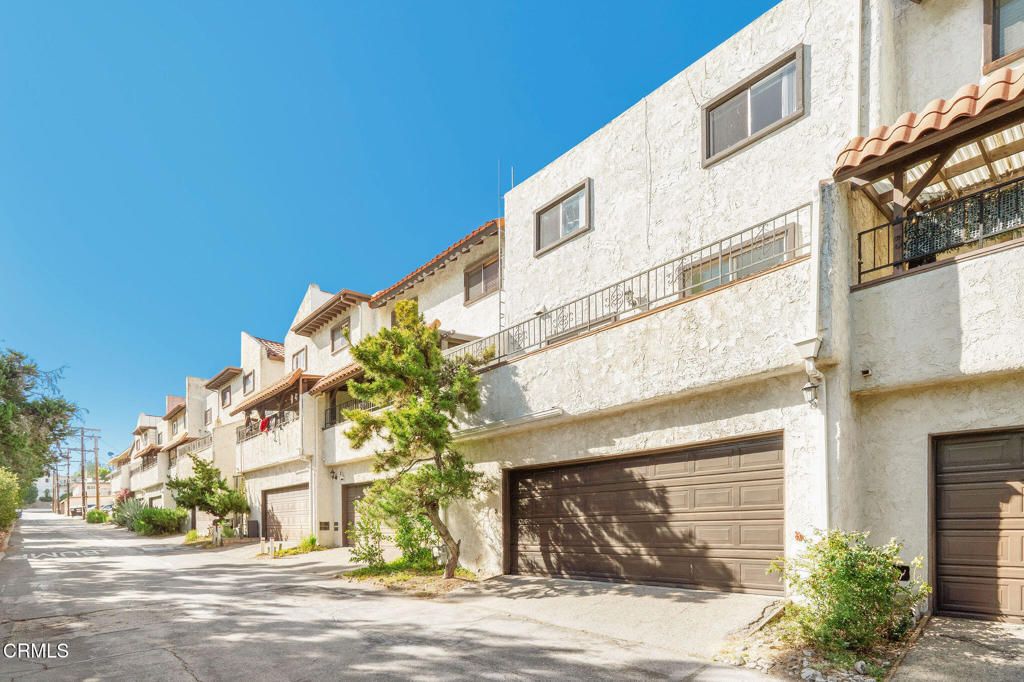 Image 34 of property listing at 3200 Fairesta Street 16, Glendale, CA 91214