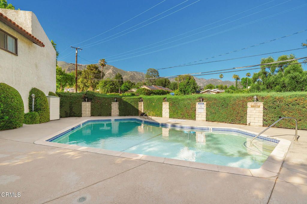 Image 36 of property listing at 3200 Fairesta Street 16, Glendale, CA 91214
