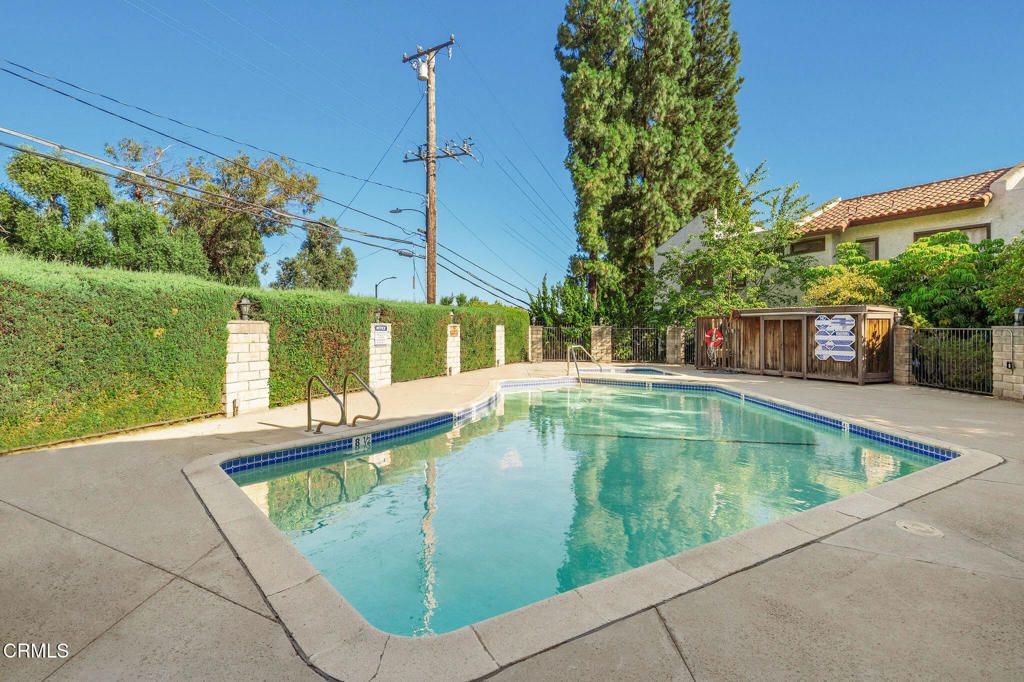 Image 37 of property listing at 3200 Fairesta Street 16, Glendale, CA 91214