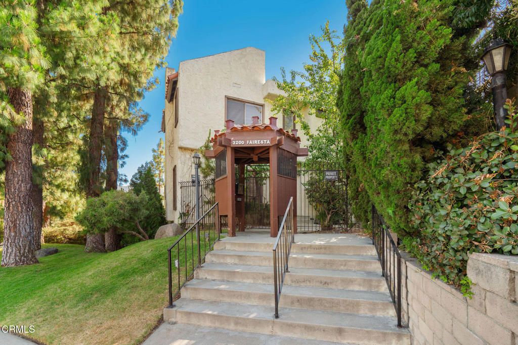 Image 38 of property listing at 3200 Fairesta Street 16, Glendale, CA 91214