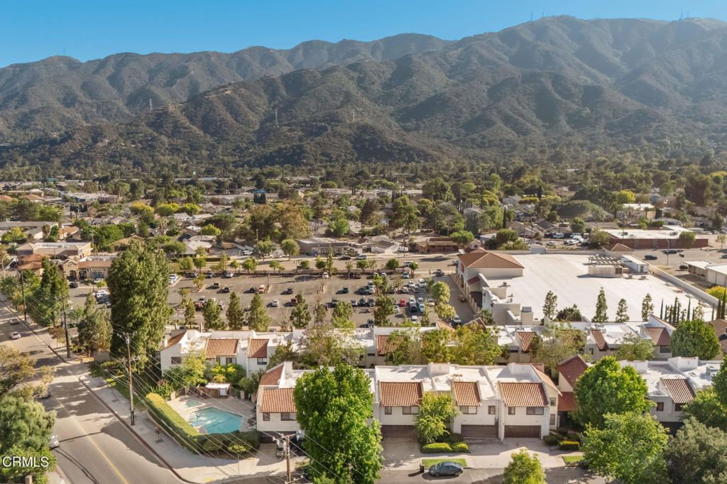 Image 41 of property listing at 3200 Fairesta Street 16, Glendale, CA 91214