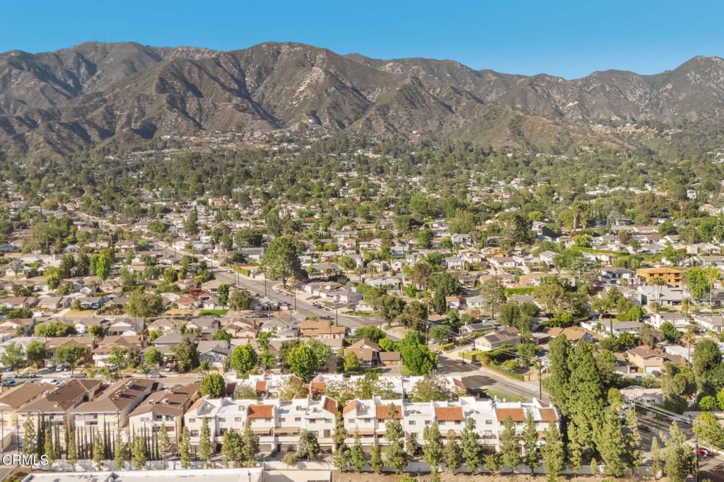 Image 42 of property listing at 3200 Fairesta Street 16, Glendale, CA 91214